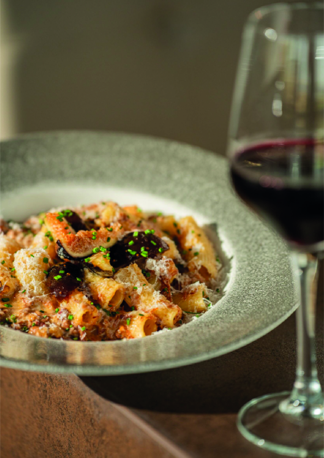 Rigatoni con confit de pato, higos y balsámico